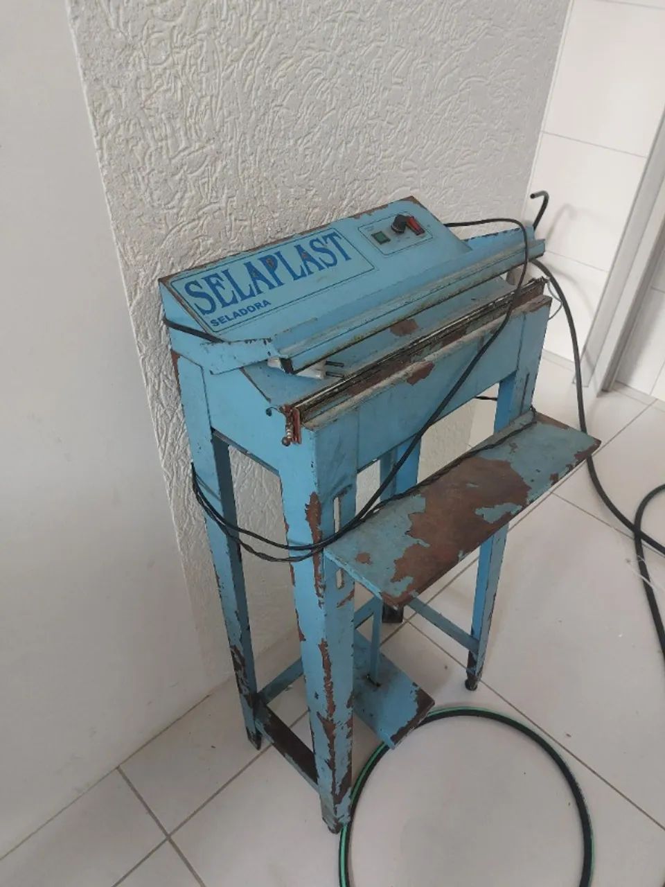 Seladora Selaplast 30cm Bivolt Azul - Foto 3