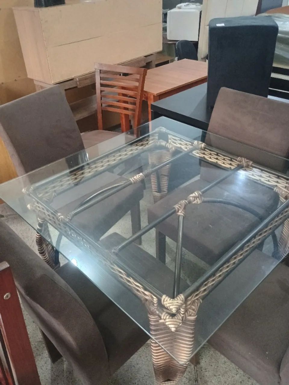 Mesa linda com 4 cadeiras estofadas 