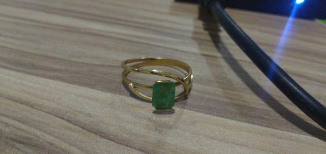 Anel de Ouro (2g) com pedra de Esmeralda