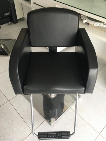 Vendo duas cadeiras para salão novas - Foto 3
