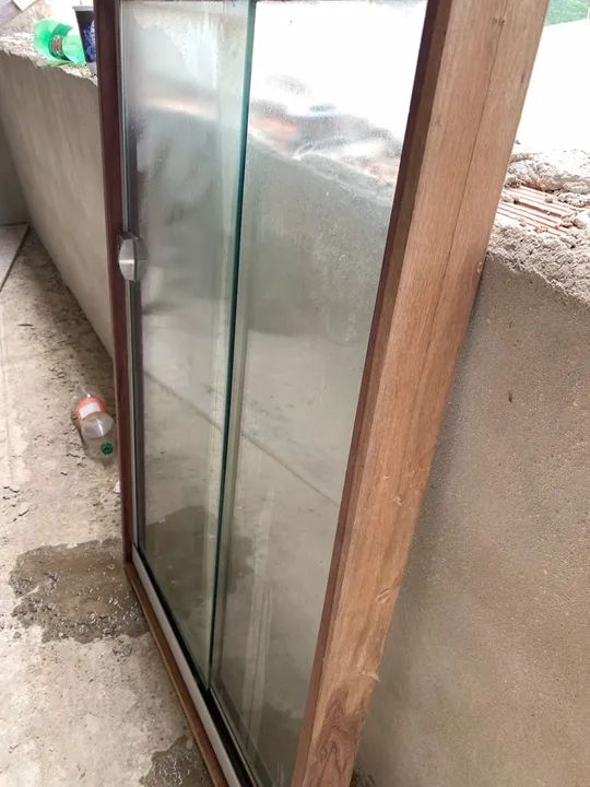 Porta de vidro com moldura de madeira - Foto 2