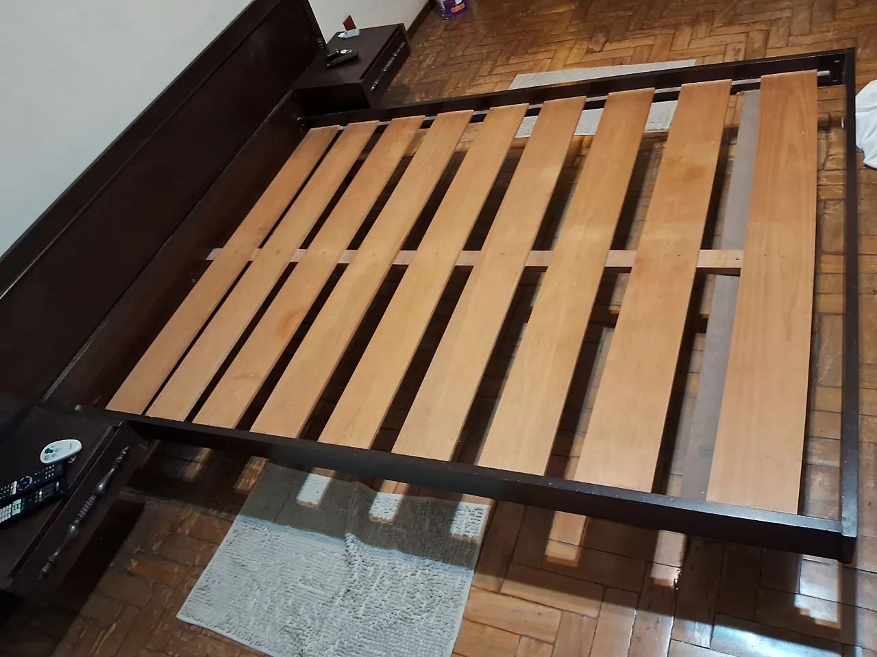 Cama Casal c/Cabeceira em Madeira trabalhada e com Gaveta - Foto 4