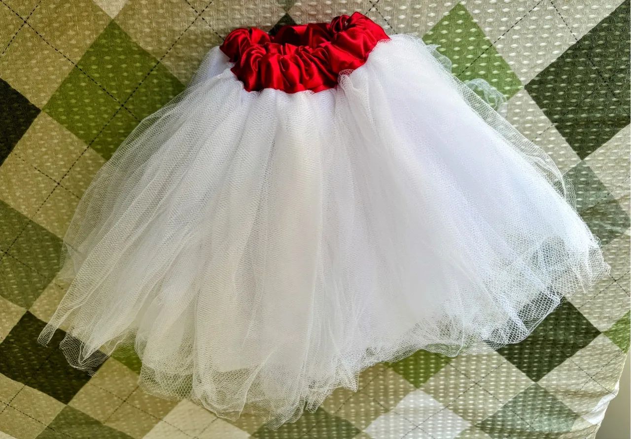 Saia de tule branca com laço vermelho - Foto 2