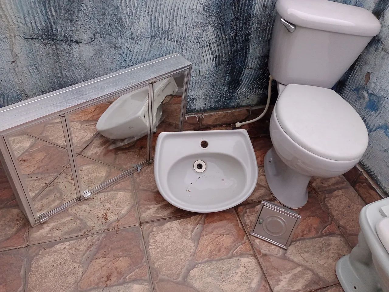 Vaso sanitário com descarga e lavabo cinza claro