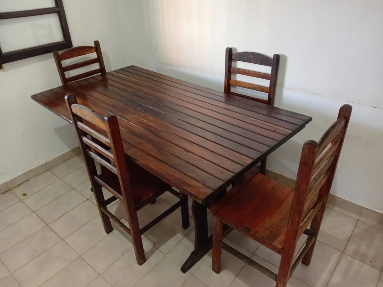 Mesa de Jantar de Madeira Maciça