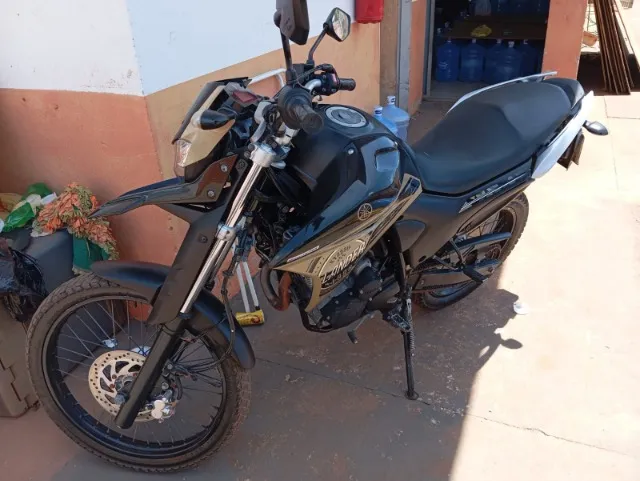 MOTO LANDER PEGO CARRO NO NEGOCIO