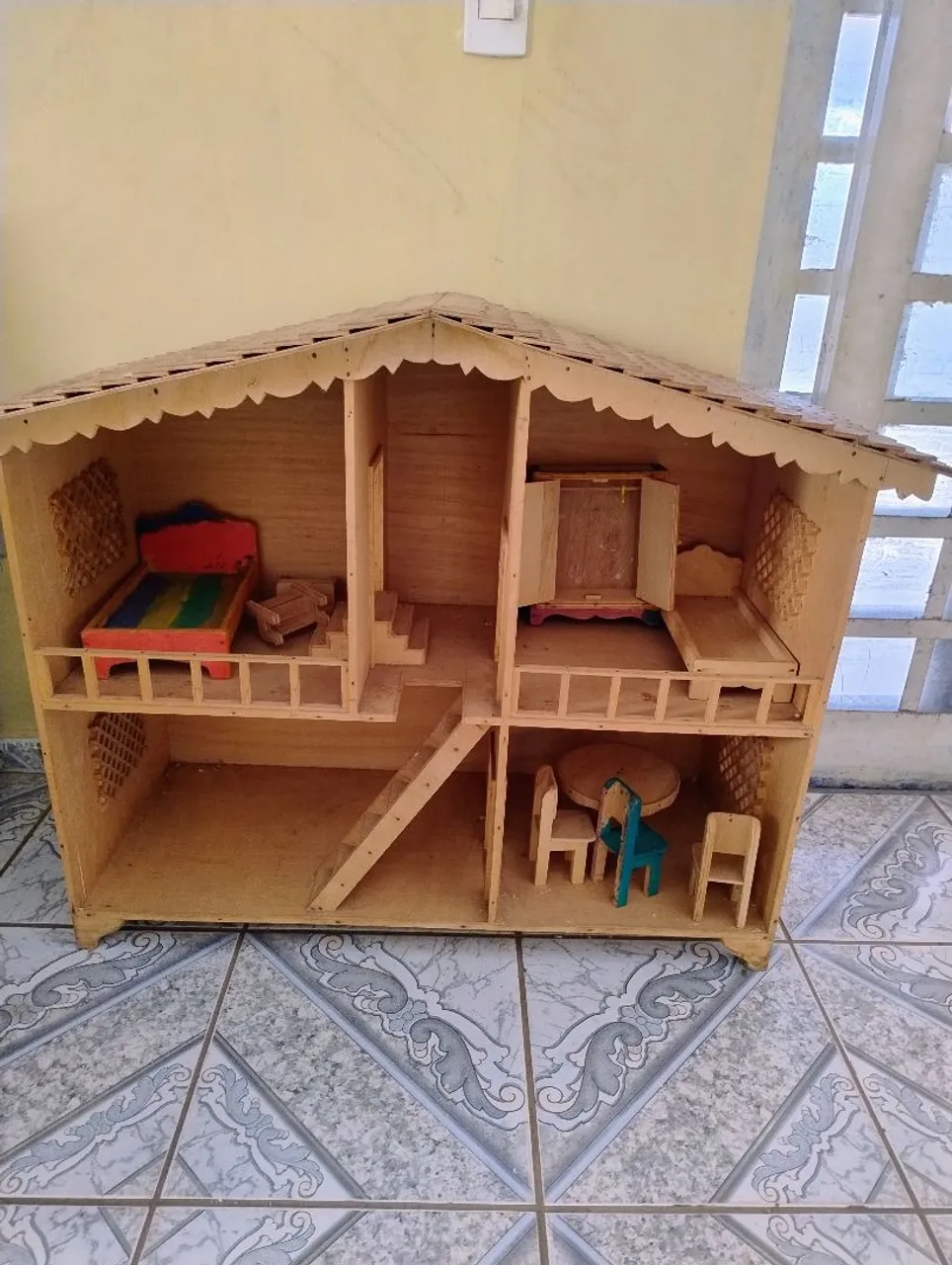 Casa de bonecas artesanal de madeira
