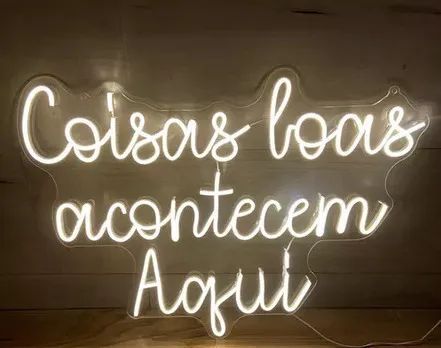Painel Neon Led com base em Acrílico Coisas Boas Acontecem Aqui - 70x50 cm - Foto 5
