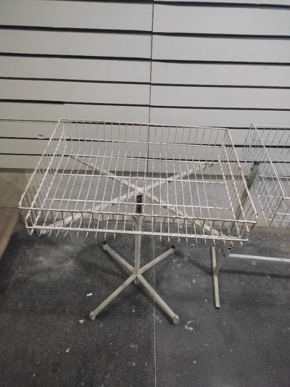 Cesto/Banca Expositor de Vendas - Ótimo Estado - Foto 2