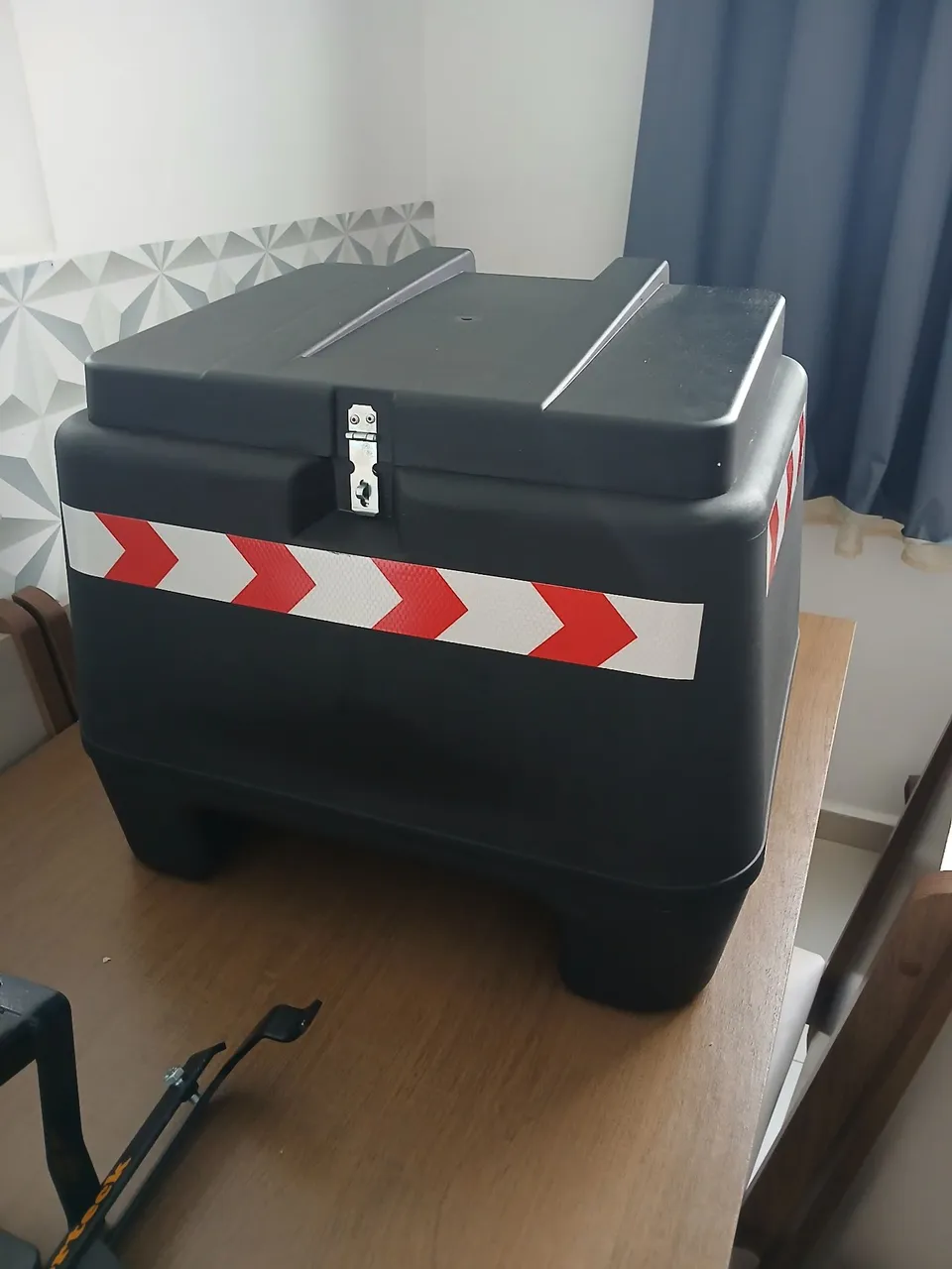 Baú para moto 80 litros com suporte.