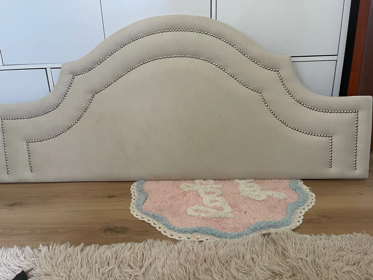 Cabeceira de cama estofada com detalhes em tachas