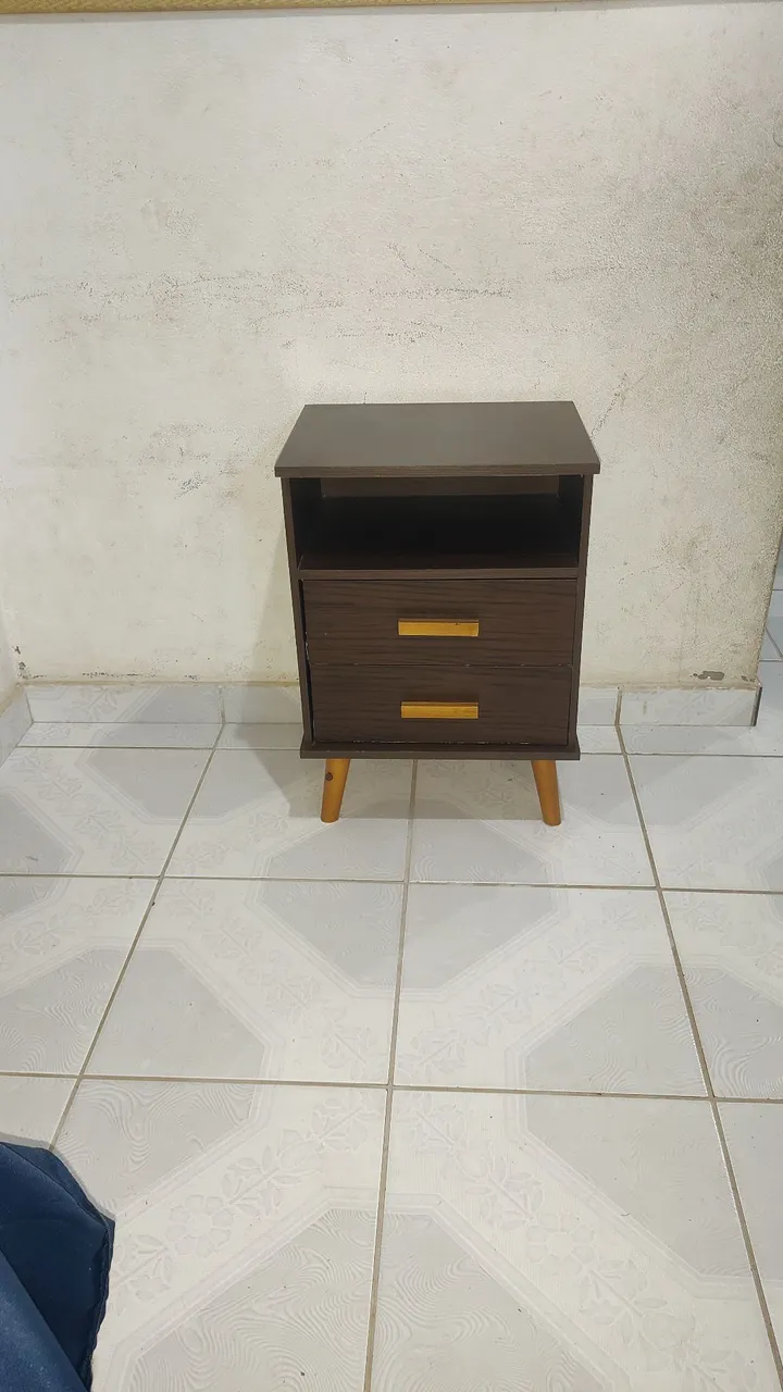 Mesa de cabeceira em madeira com 2 gavetas