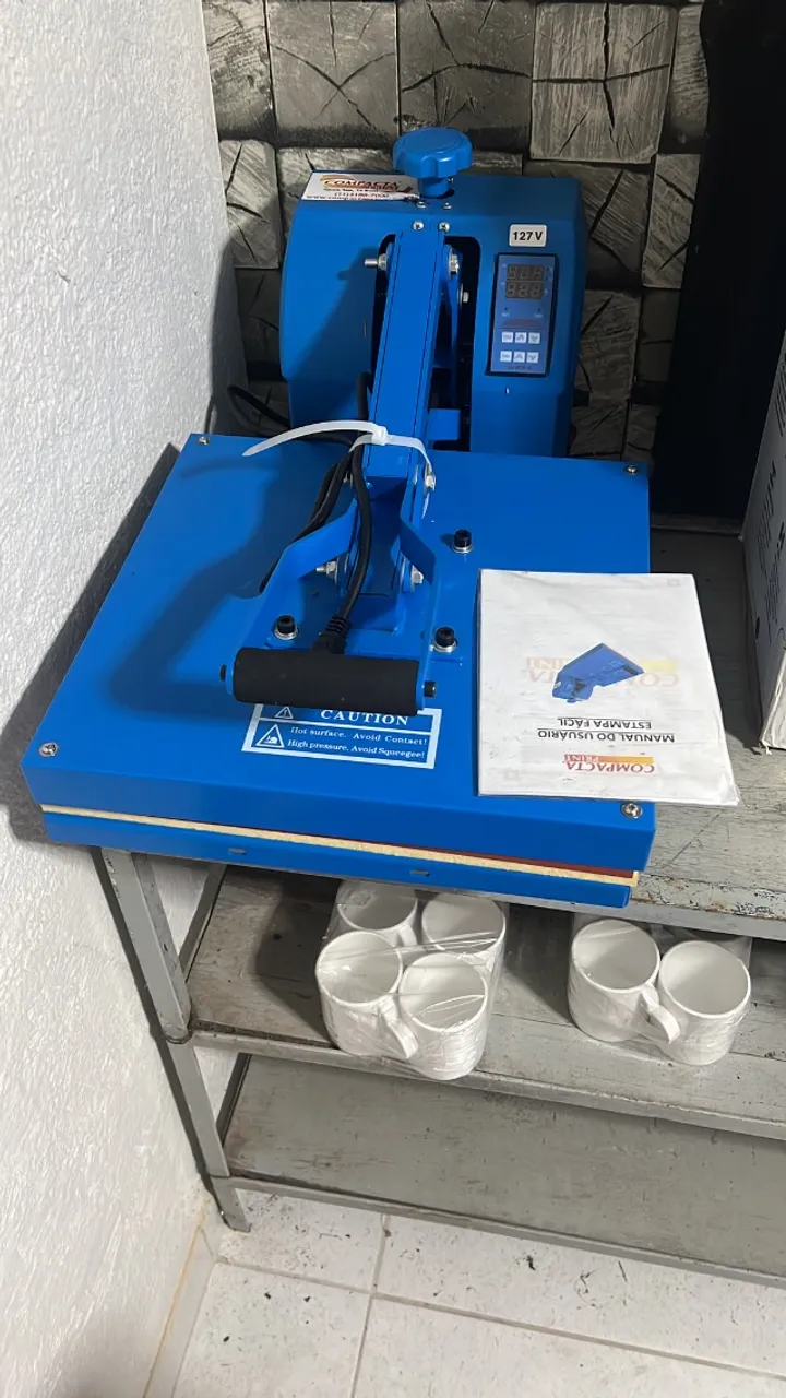 Máquina de estampar camisas e canecas