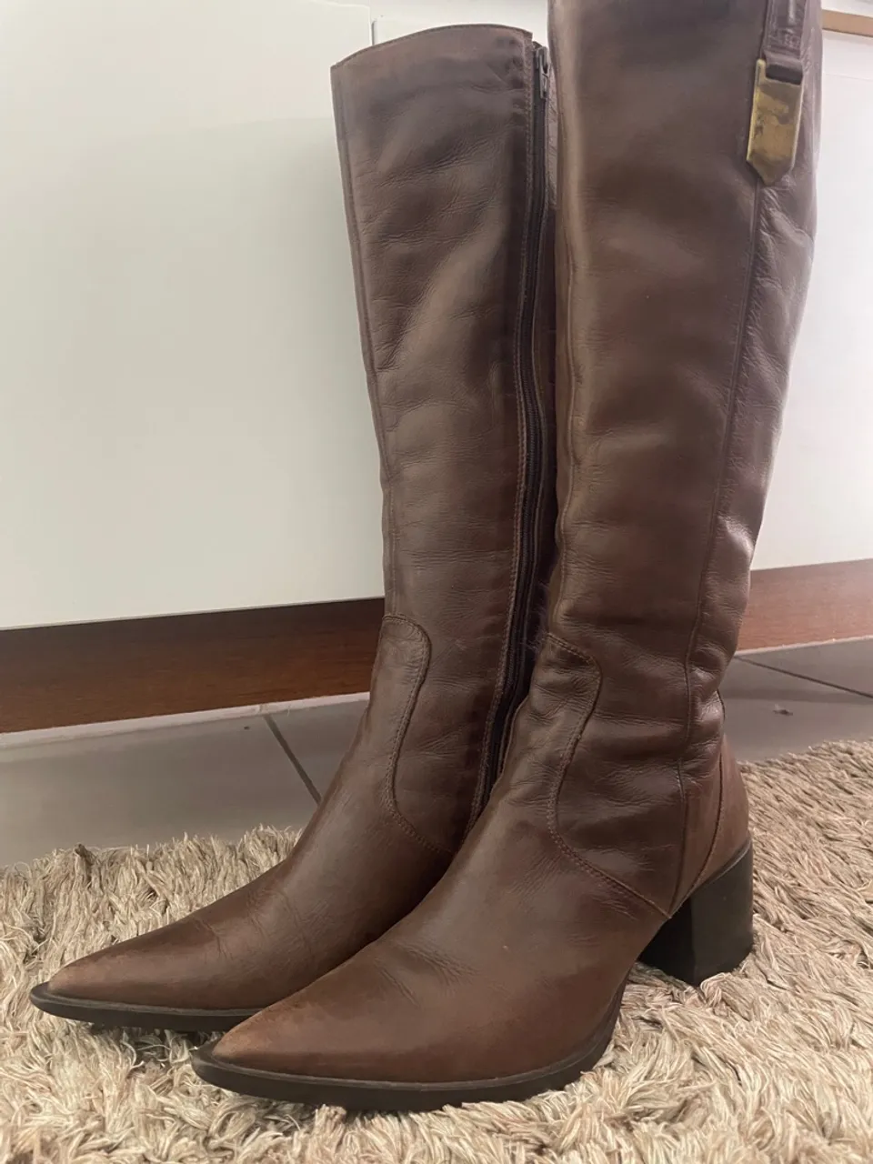 Bota de couro marrom cano alto