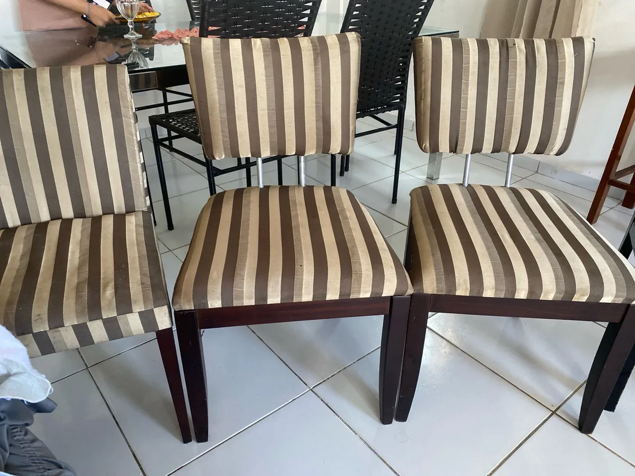Cadeiras estofadas com design clássico