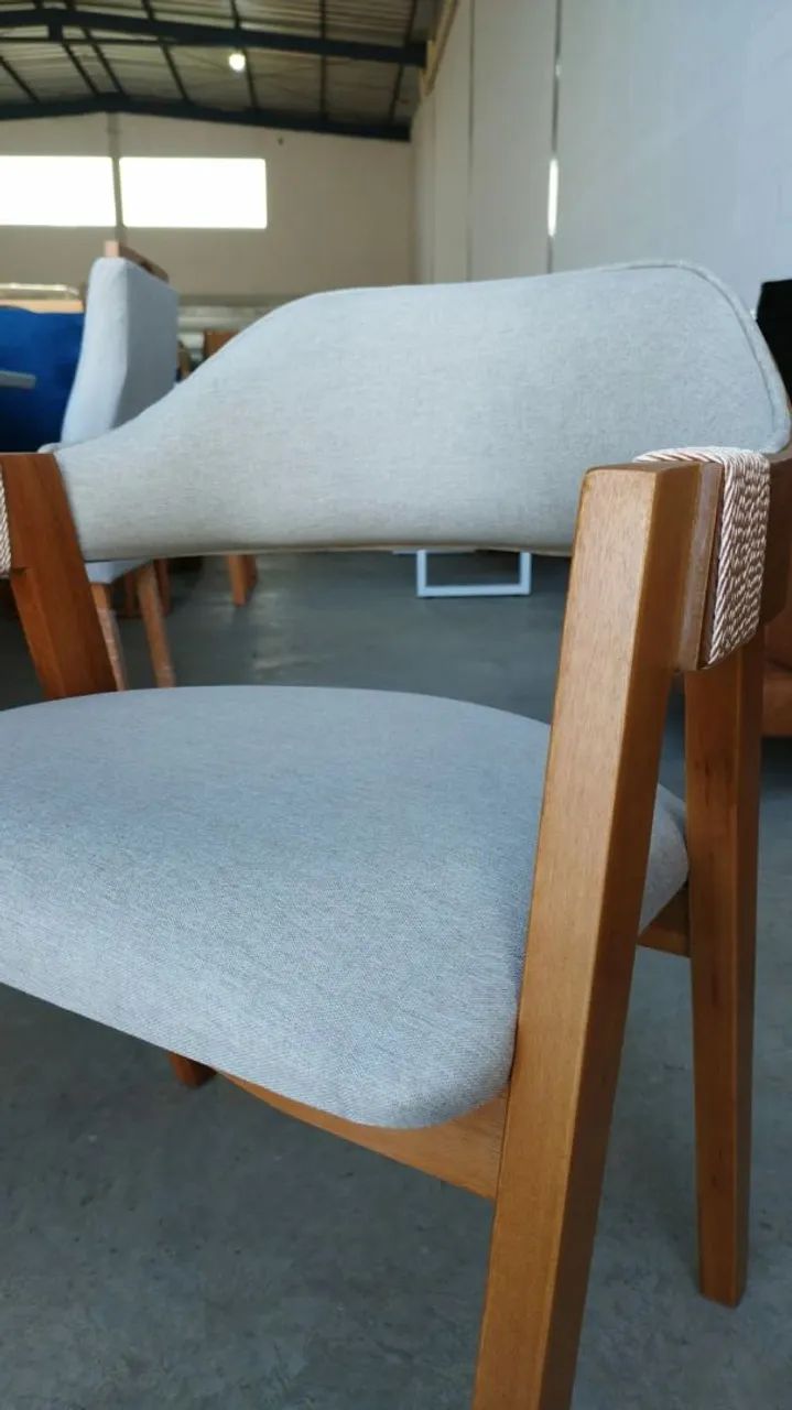 Poltrona de design moderno com braços de madeira - Foto 2