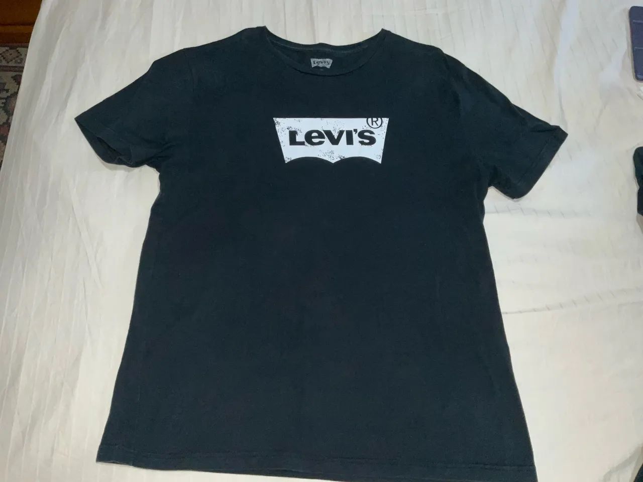 Camisa Levi's preta com o icônico logotipo da marca
