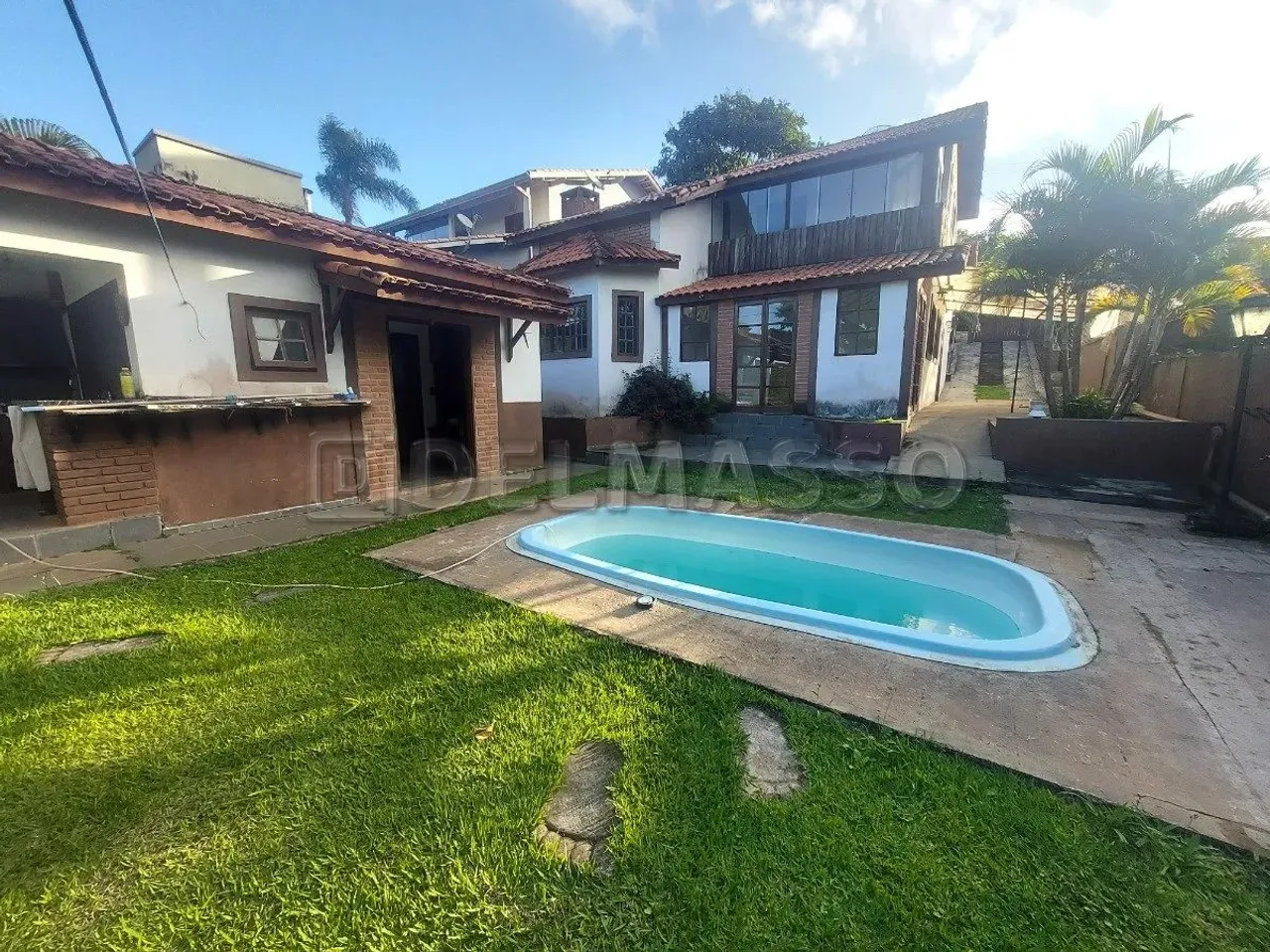 Casa com lago no fundo em condomínio!