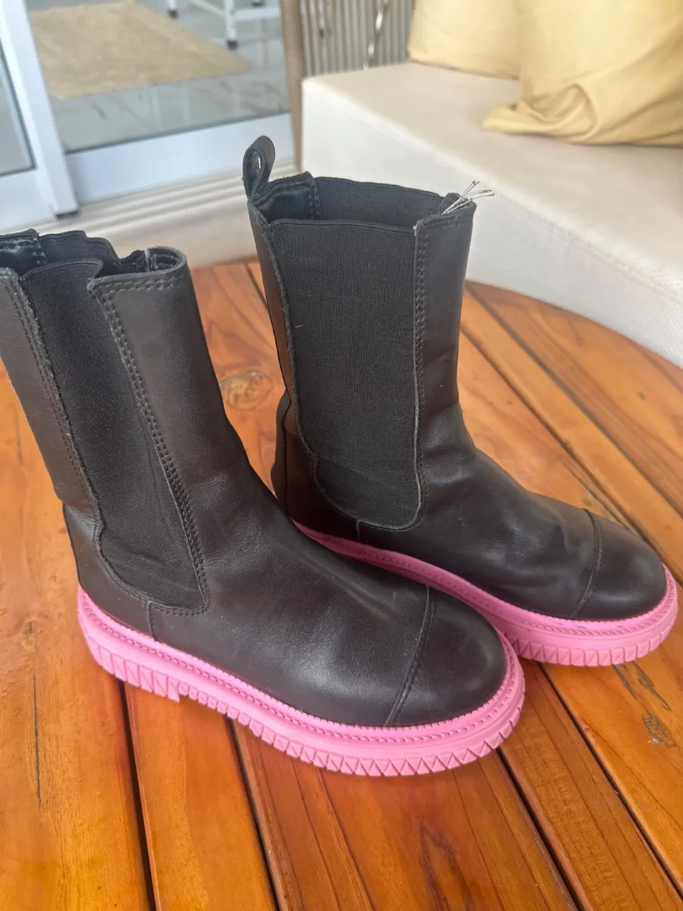 Botas Chelsea pretas com sola rosa