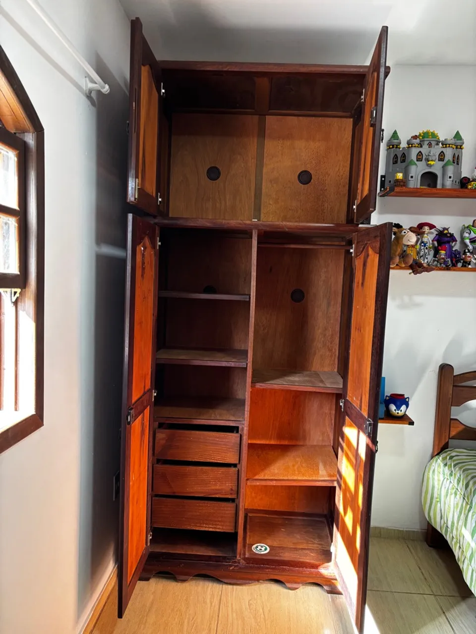 Guarda-Roupa de Madeira