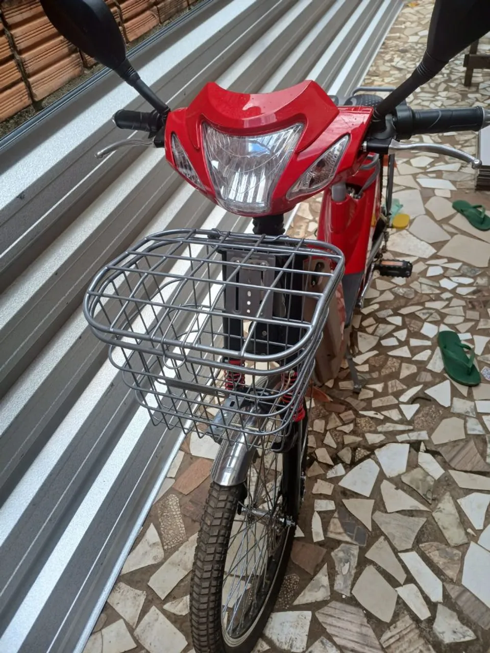 Bicicleta Elétrica Vermelha com Cesta