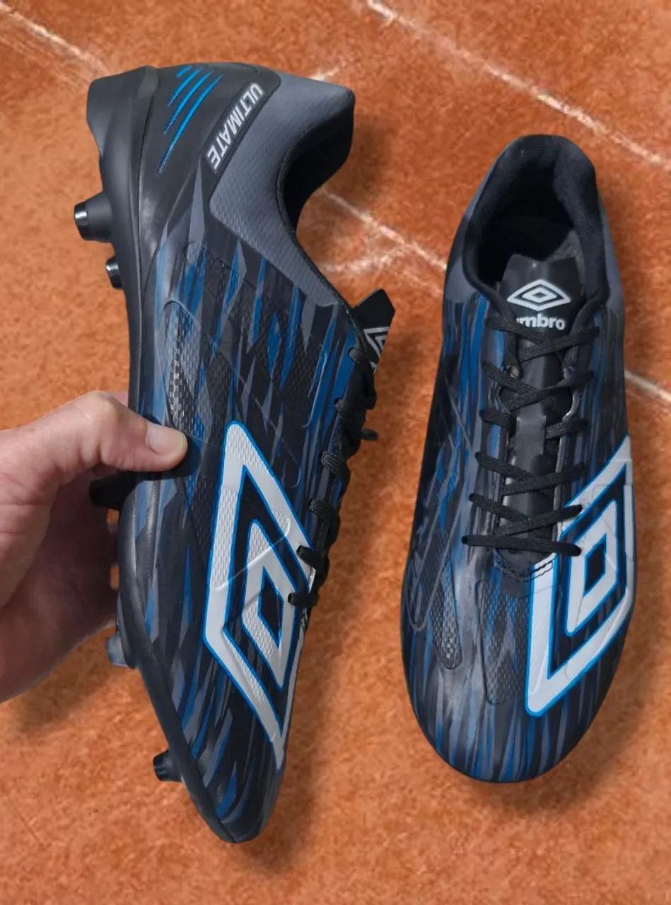 Chuteira UMBRO Ultemate N° 43 (Campo Travas Altas) - Foto 2