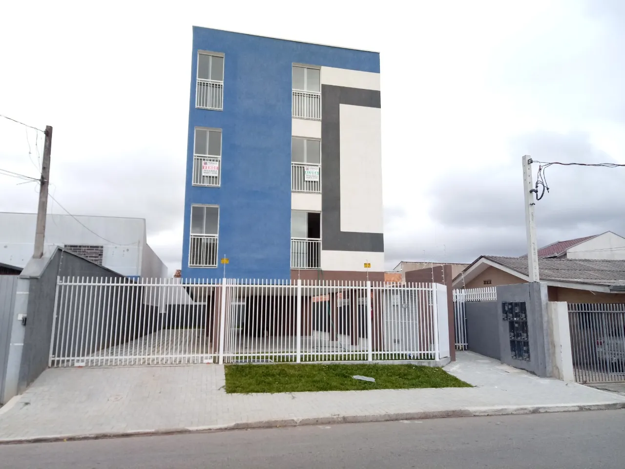 Apartamento para aluguel possui 83 metros quadrados com 3 quartos em Pineville - Pinhais -