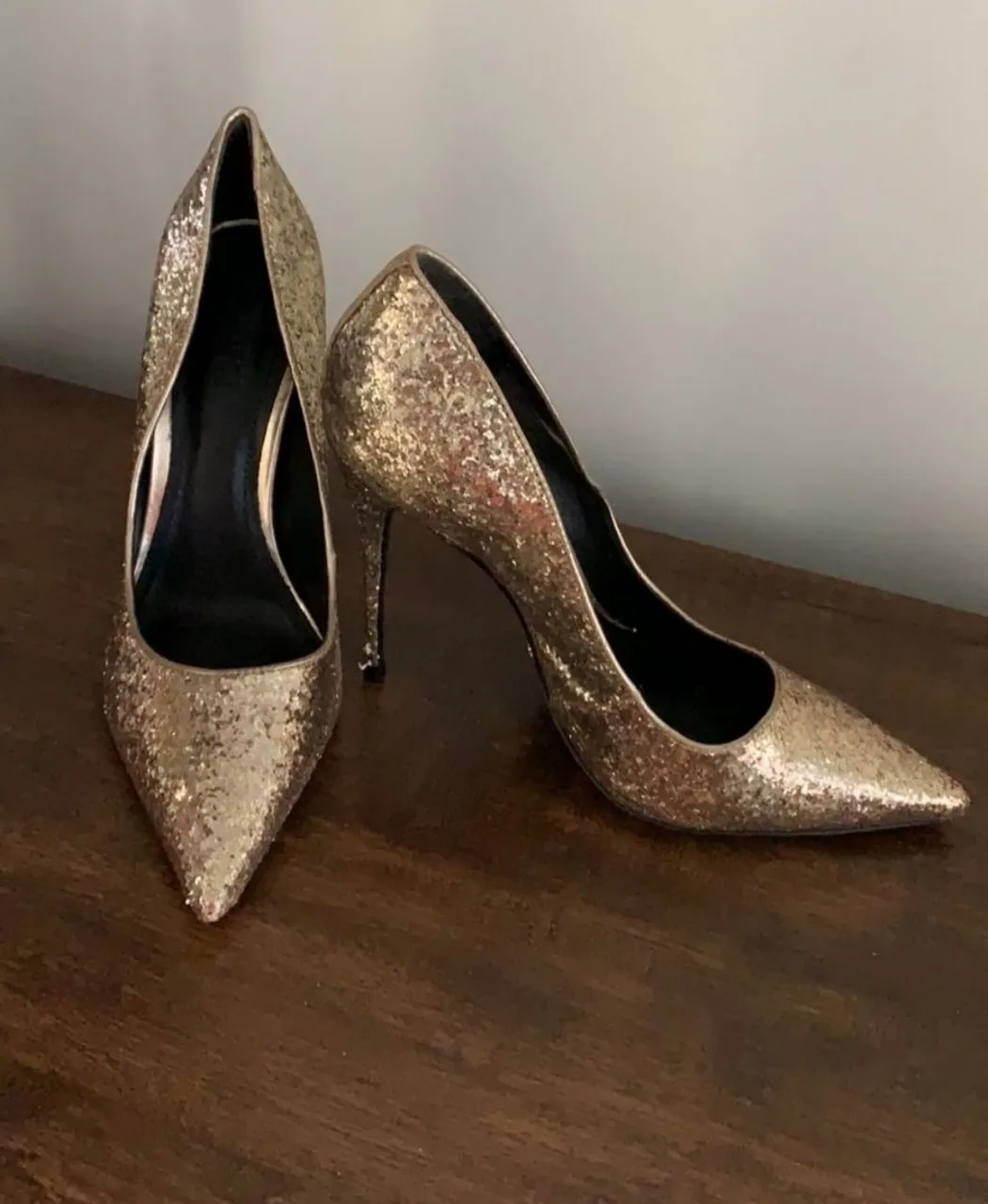 Scarpin dourado Schutz