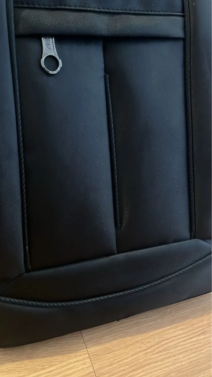 Bolsa preta com detalhes e zíper