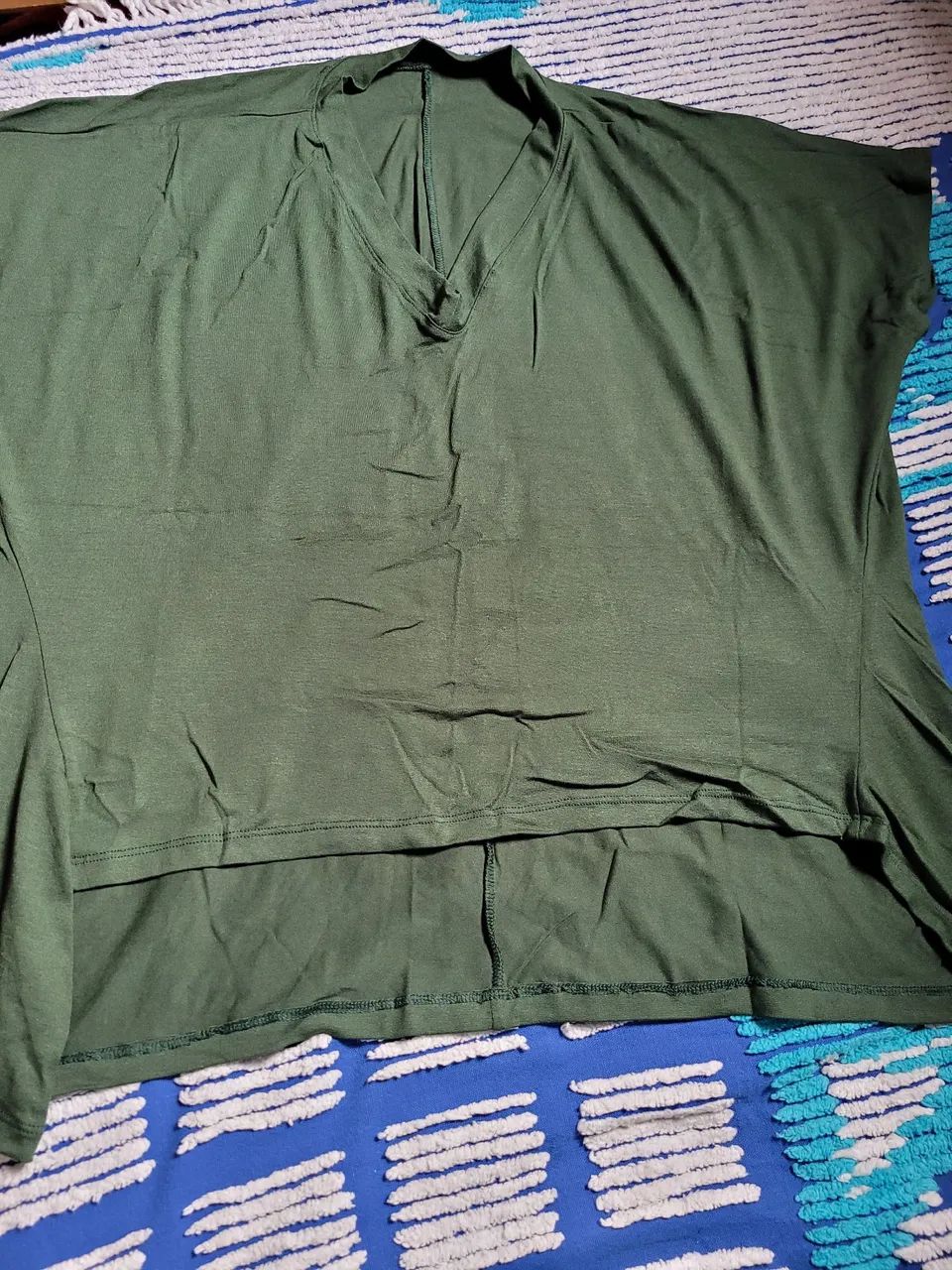 Blusa plus size nova. Veste 52/54. A foto deu uma sombra, mais a blusa é muito bonita.