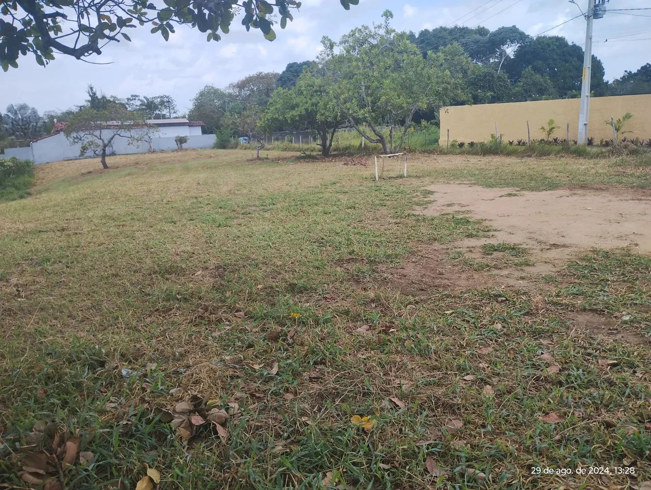 Área excelente em aldeia, nascente e de esquina.