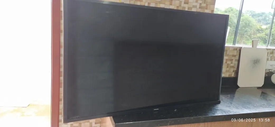 tv para retirada de peça tela trincada