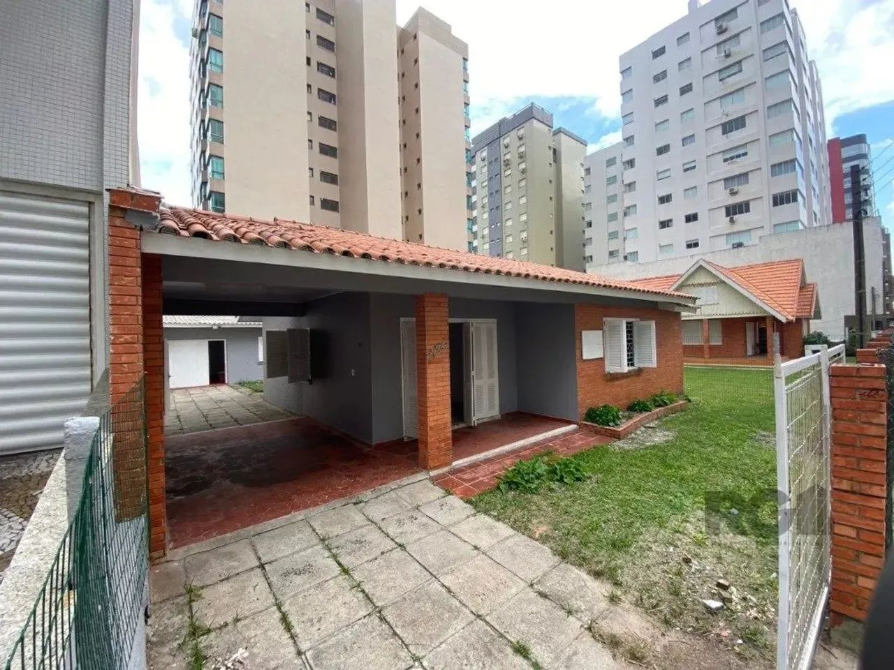 Casa para Locação em Capão da Canoa 4 Dormitórios, 318m², a 1 Quadra do Mar