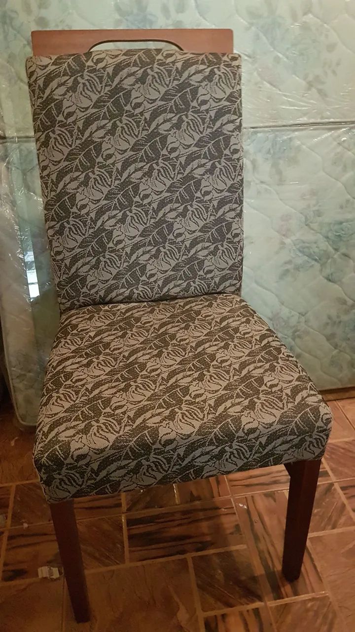 Mesa de Jantar em Madeira maciça com 8 cadeiras Estampa Floral