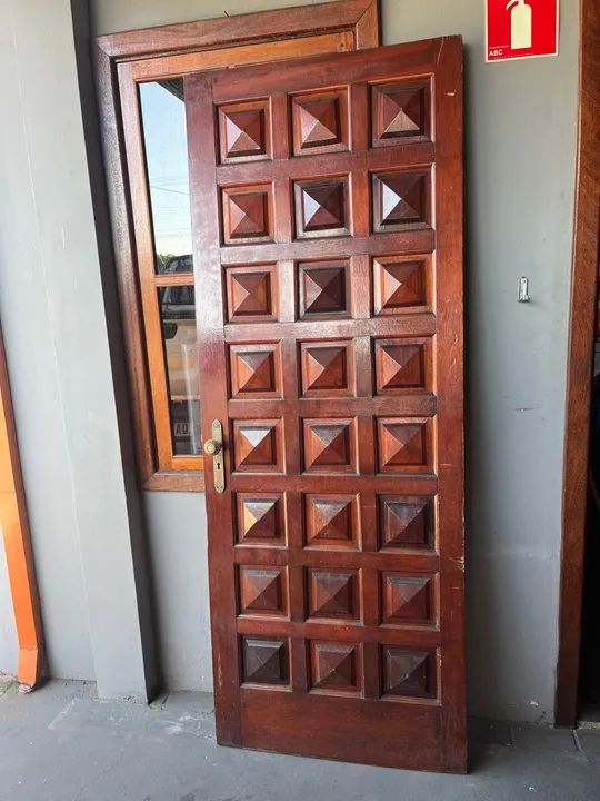 Porta de madeira maciça com design clássico - Foto 5