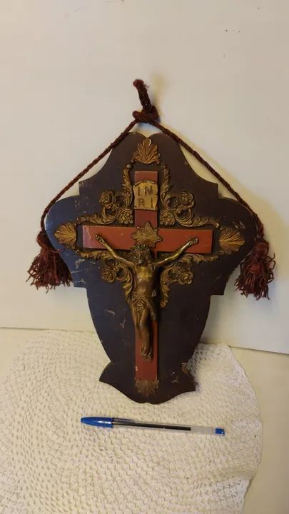 Crucifixo antigo em madeira