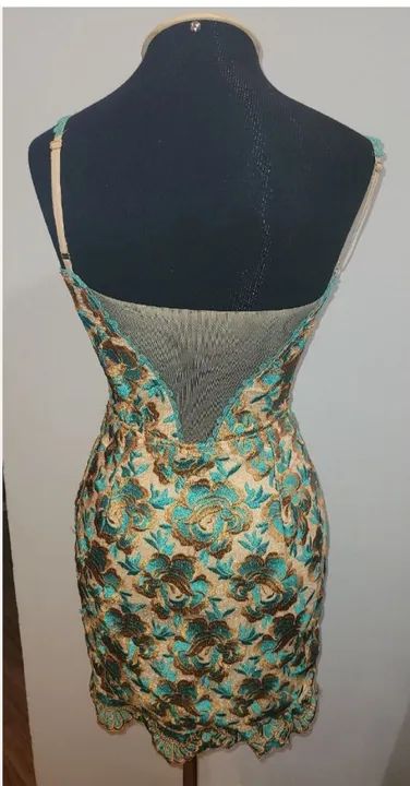 Vestido de renda verde com detalhes dourados - Foto 2