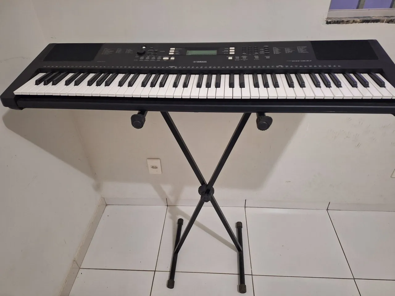 Teclado Yamaha EW300
