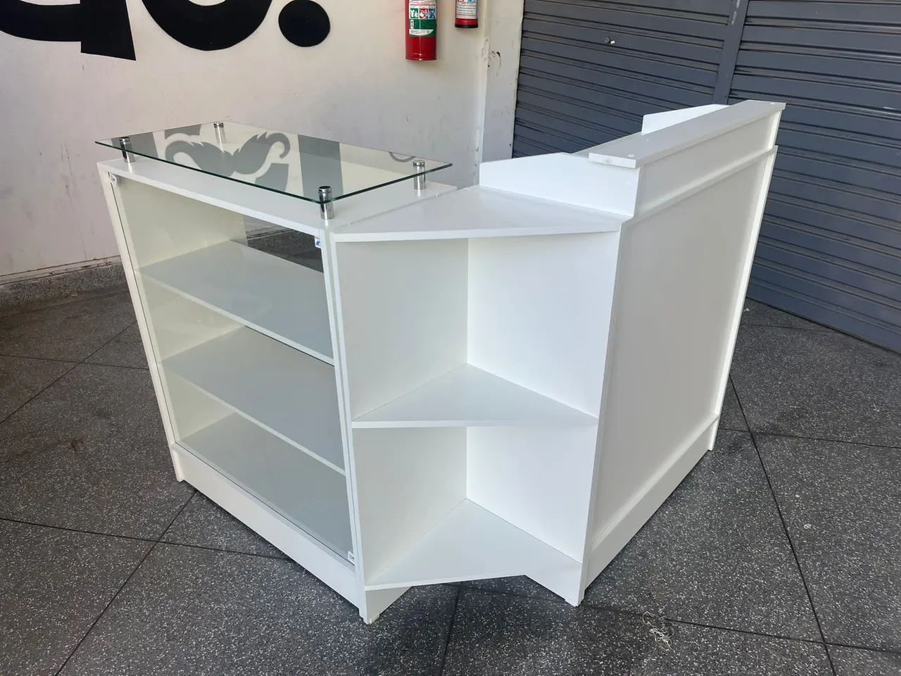 Balcão de loja em MDF branco com vidro