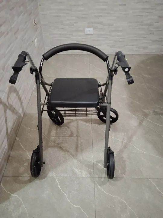 Andador com assento e cesta - Foto 4