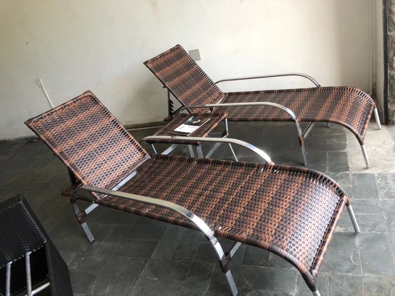 Conjunto espreguiçadeiras mais 1 mesa de apoio Lisboa.