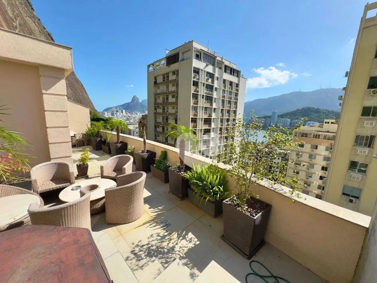 Prédio com piscina e academia! Cobertura com terraço amplo, 2 quartos (suíte), dependência - Foto 2