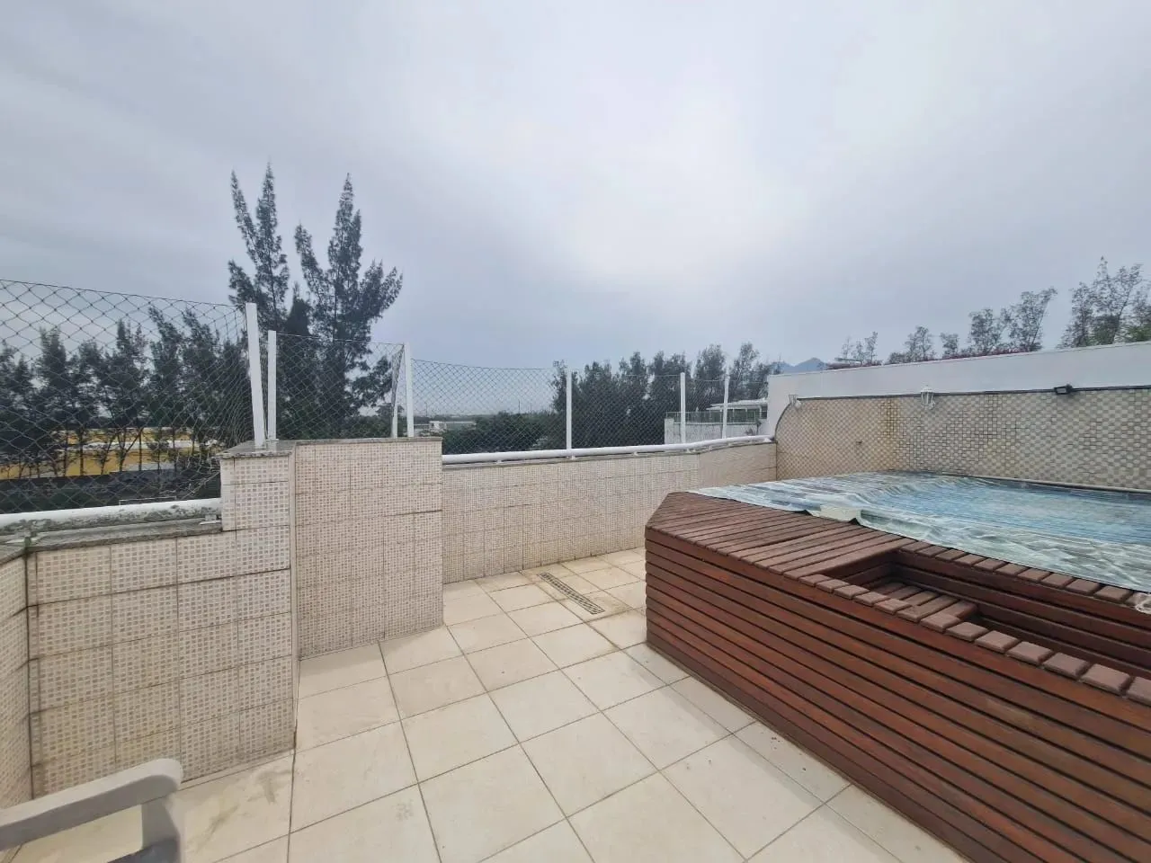 COBERTURA DUPLEX NO CONDOMINIO LA PLACE NA BARRA DA TIJUCA - RJ