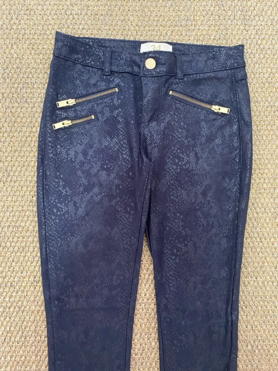 Calça Skinny com Detalhes em Zíper e Estampa de Cobra