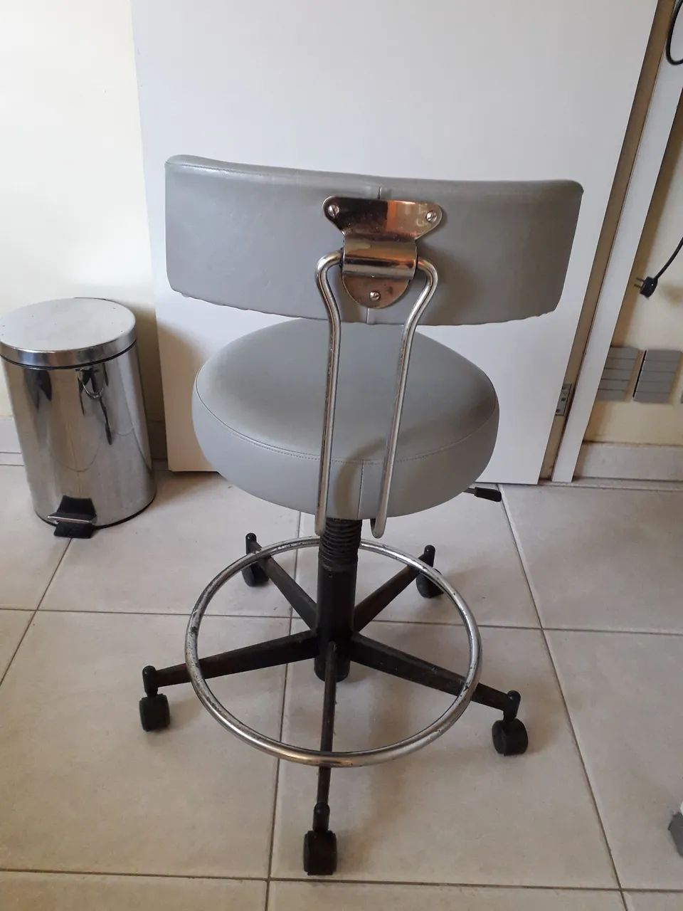 Mocho Odontológico Cadeira Giratória Médica Dentista Cinza Dabi Atlante - Foto 2