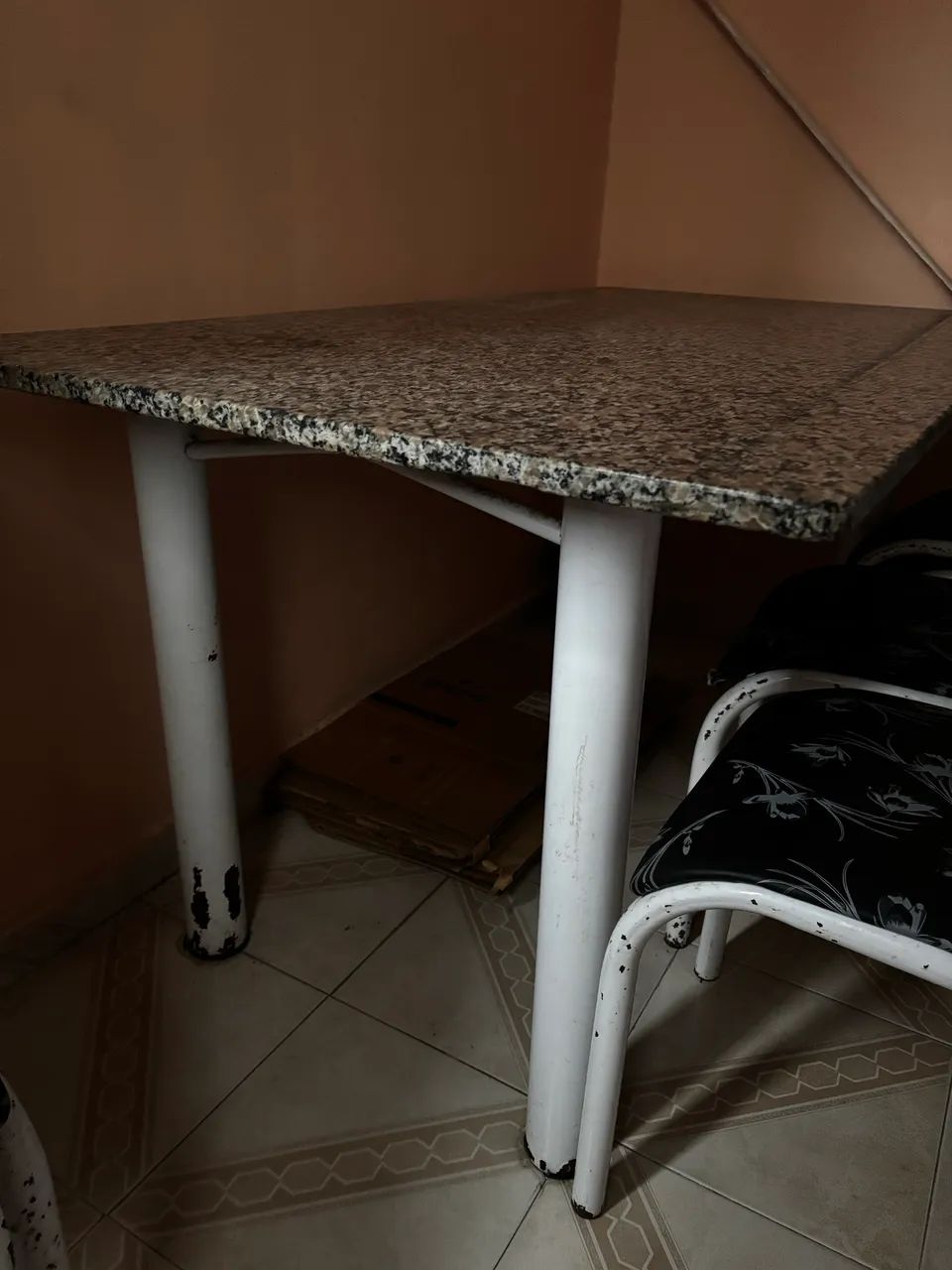 Vendo conjunto de mesa com 4 cadeiras. 64308570476162123