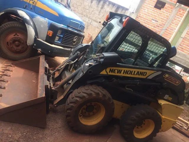 Mini Carregadeira New Holland L220 ano 2015