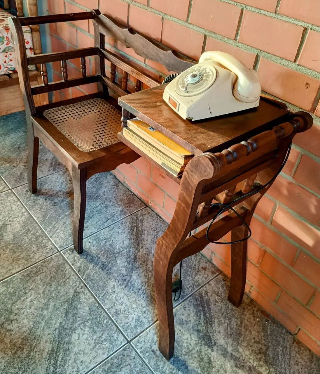 Mesa de telefone antiga