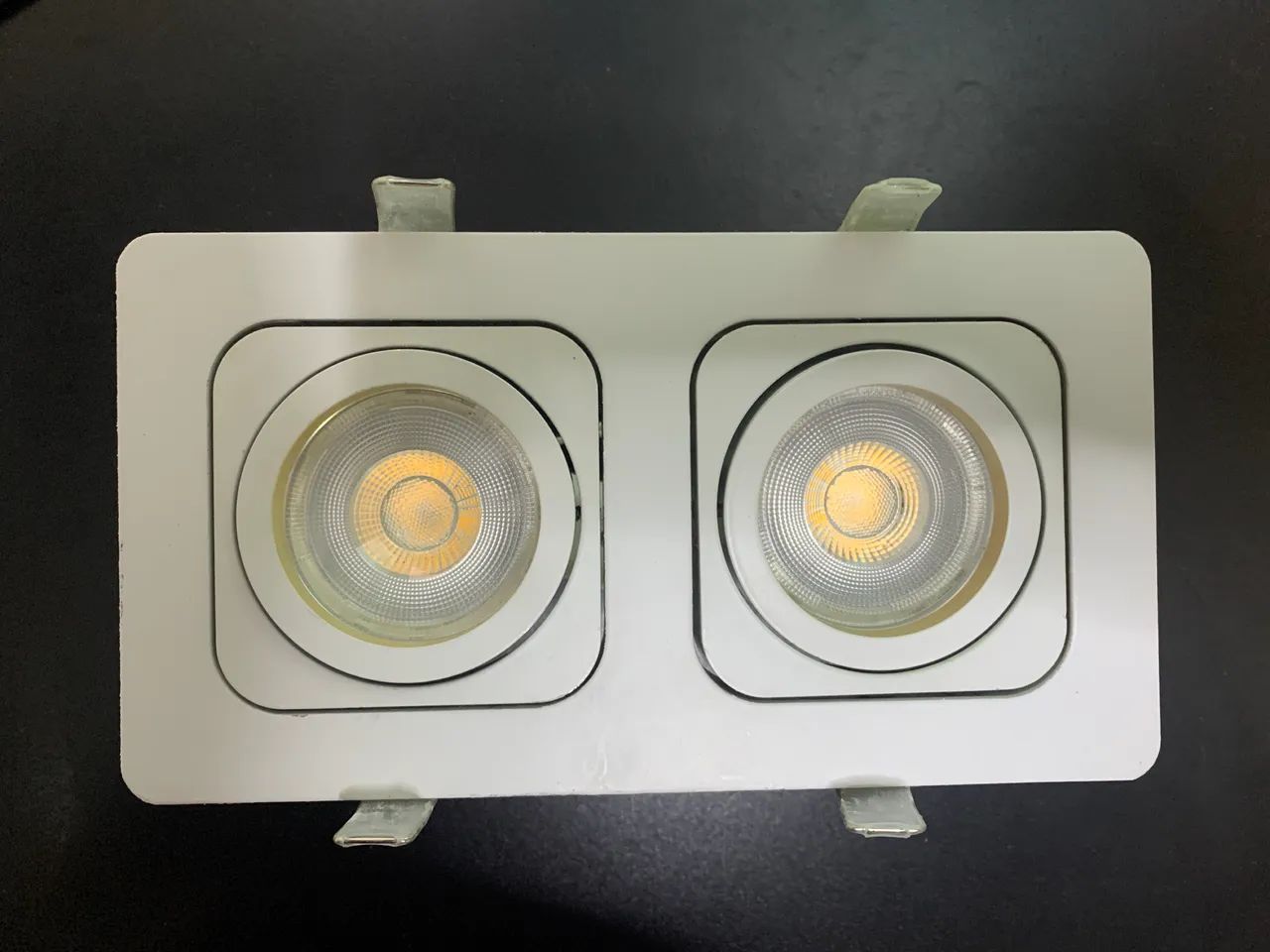 Luminária dupla de embutir com lâmpadas 