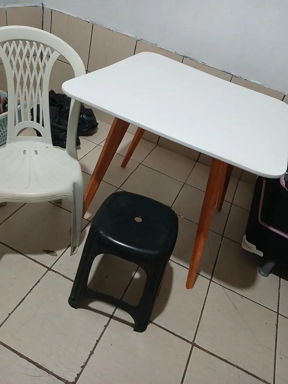 Mesa com tampo em mdf e pernas de madeira esta nova